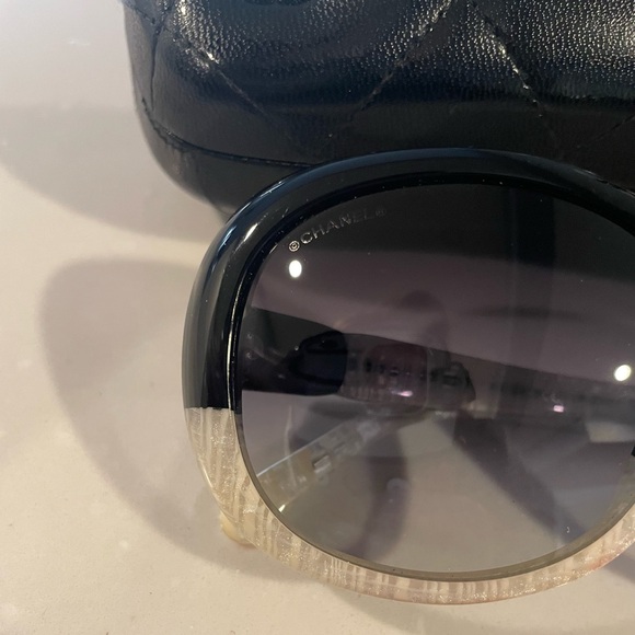 Chanel Sunglasses - classic black and white CC - Picture 3 of 11